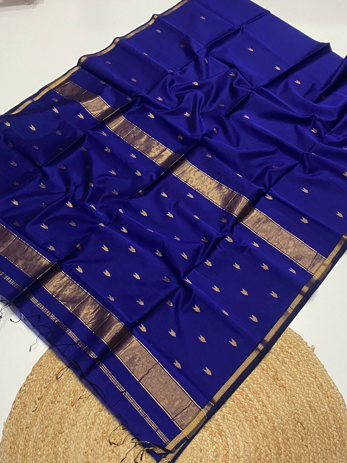 Maheshwari silk cotton small border saree with v buttis
