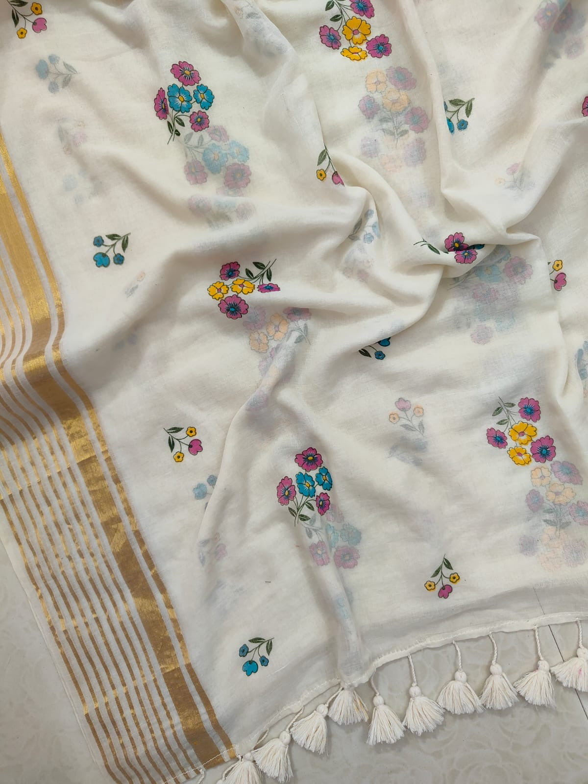Pure and authentic mul cotton saree with cute floral prints