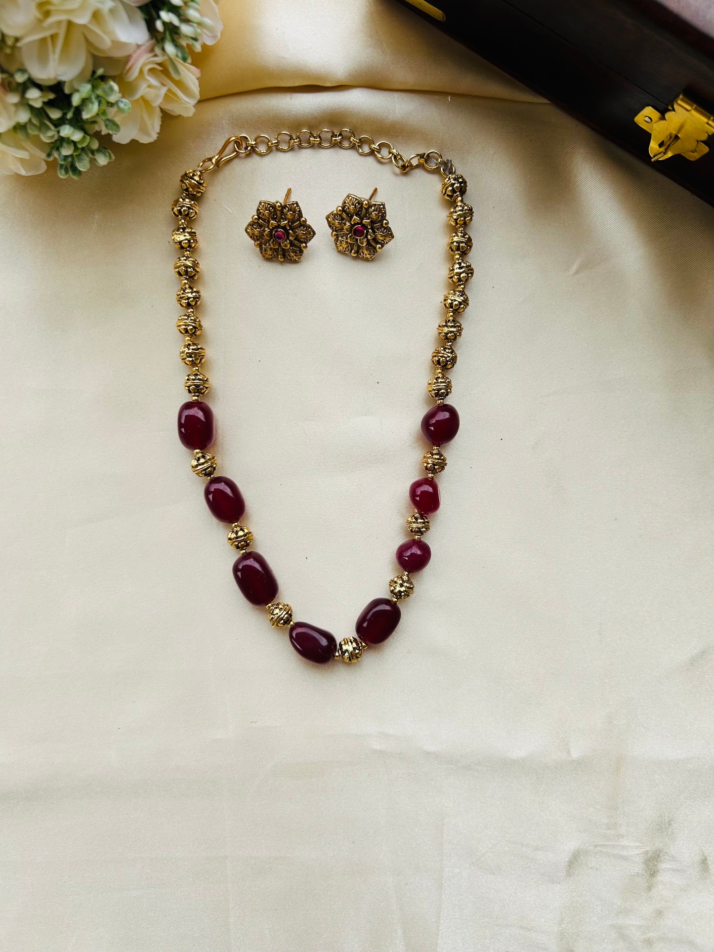 A timeless ruby gems and antique gold necklace set crafted to add effortless elegance