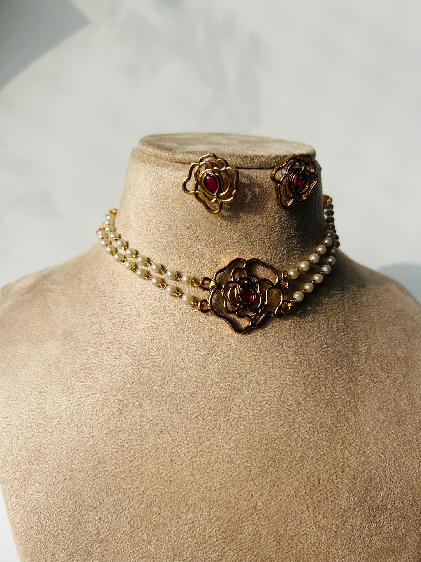 Pearl rose choker - red