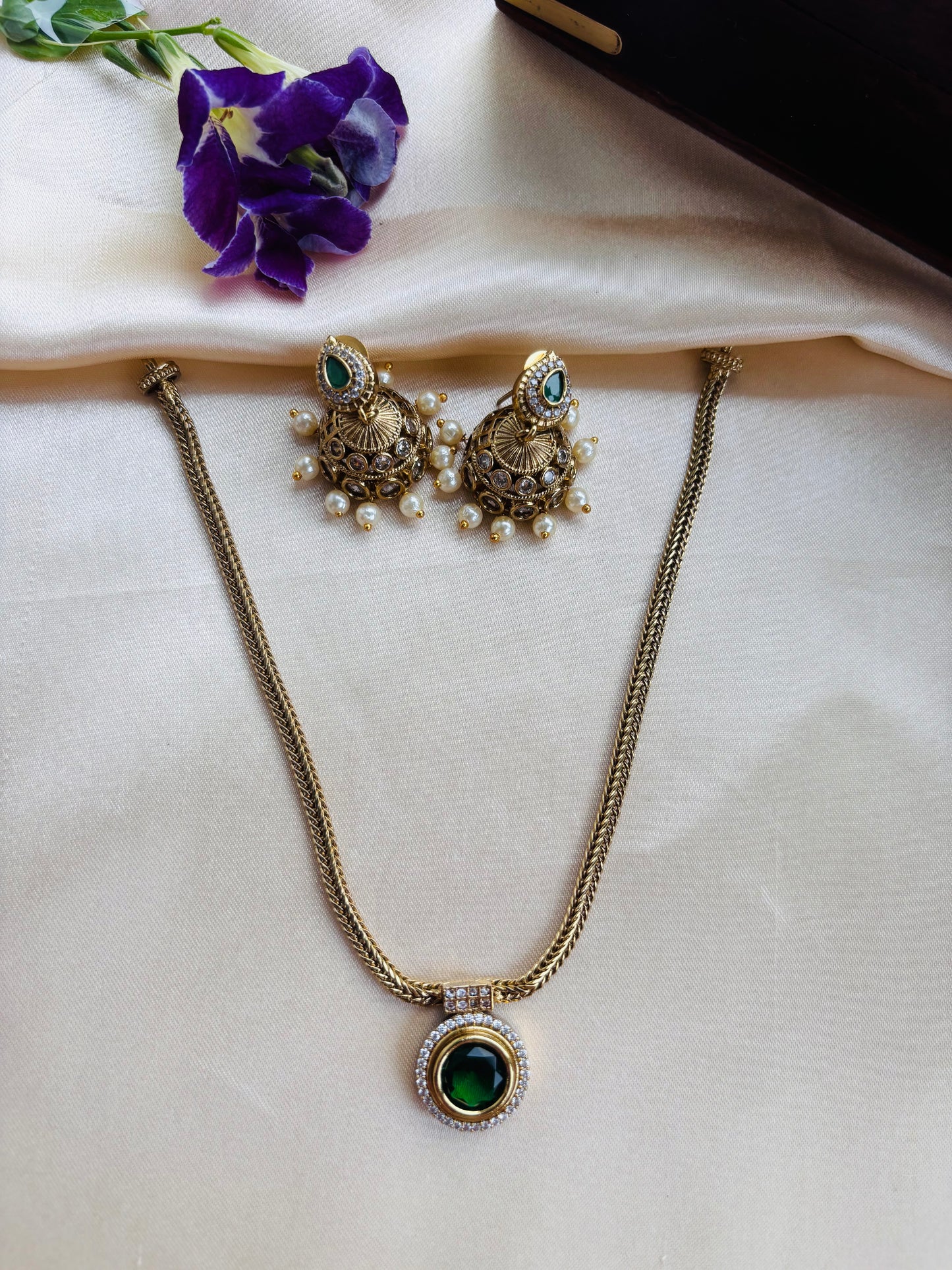 Round emarald pendant chain with jhumka set