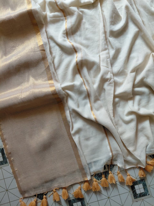 Pure and authentic soft mul cotton saree with zari border on one side