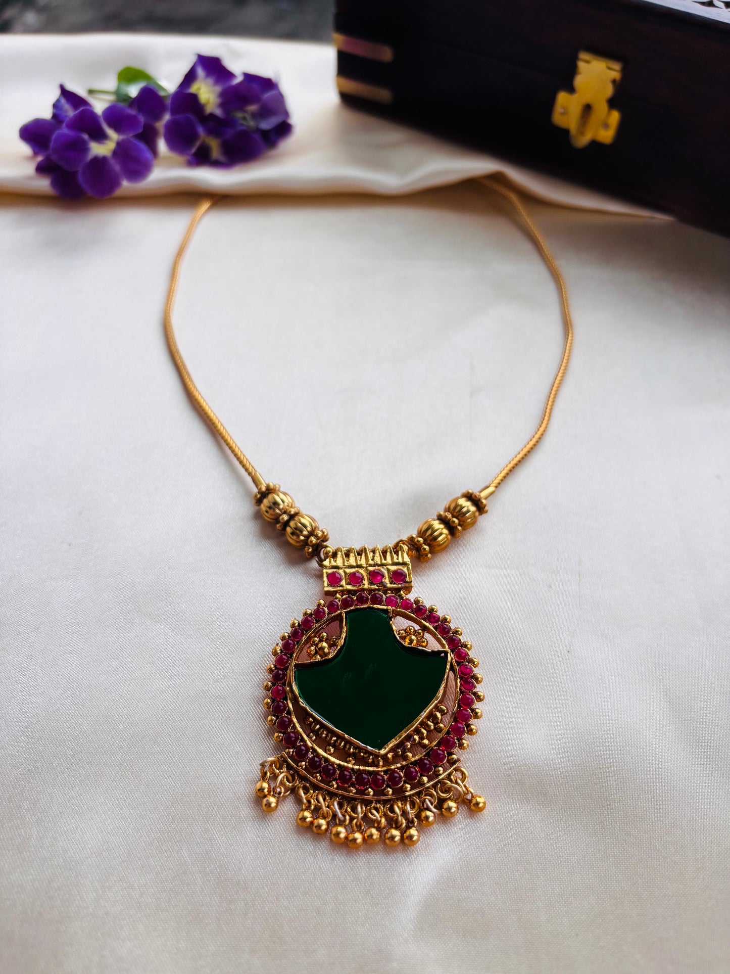 Palakka glass pendant chain