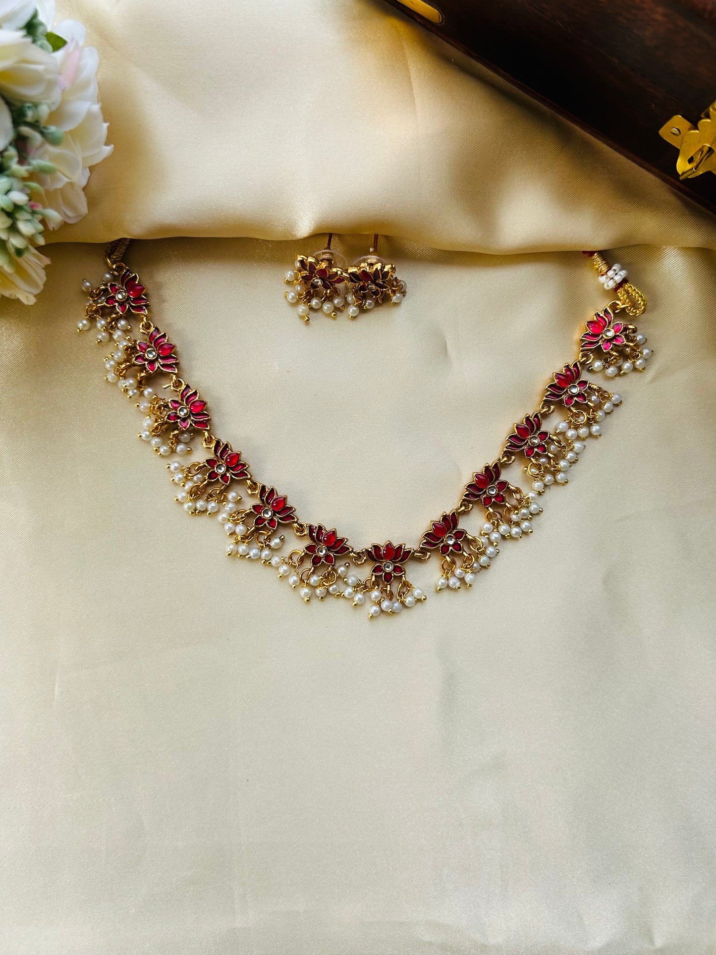 Lotus pearl necklace- red