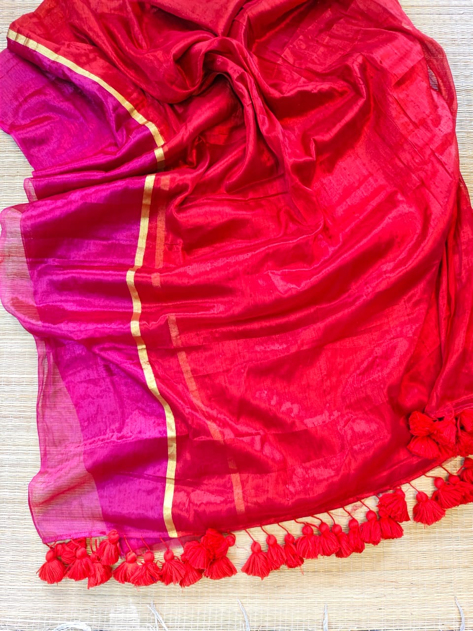 Mul tissue with big tassels -Red with pink border