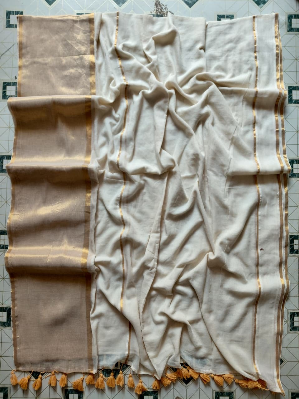 Pure and authentic soft mul cotton saree with zari border on one side