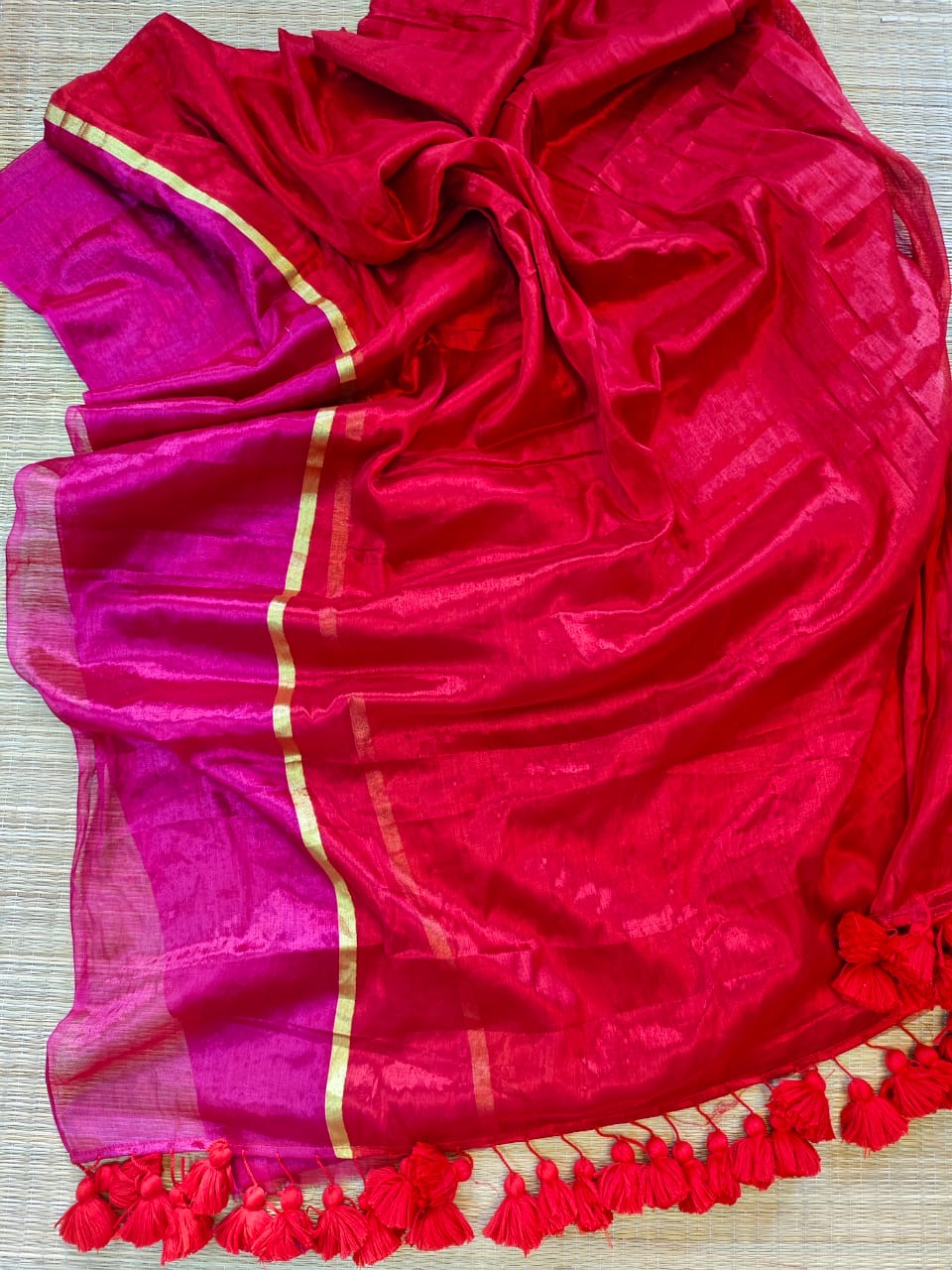 Mul tissue with big tassels -Red with pink border