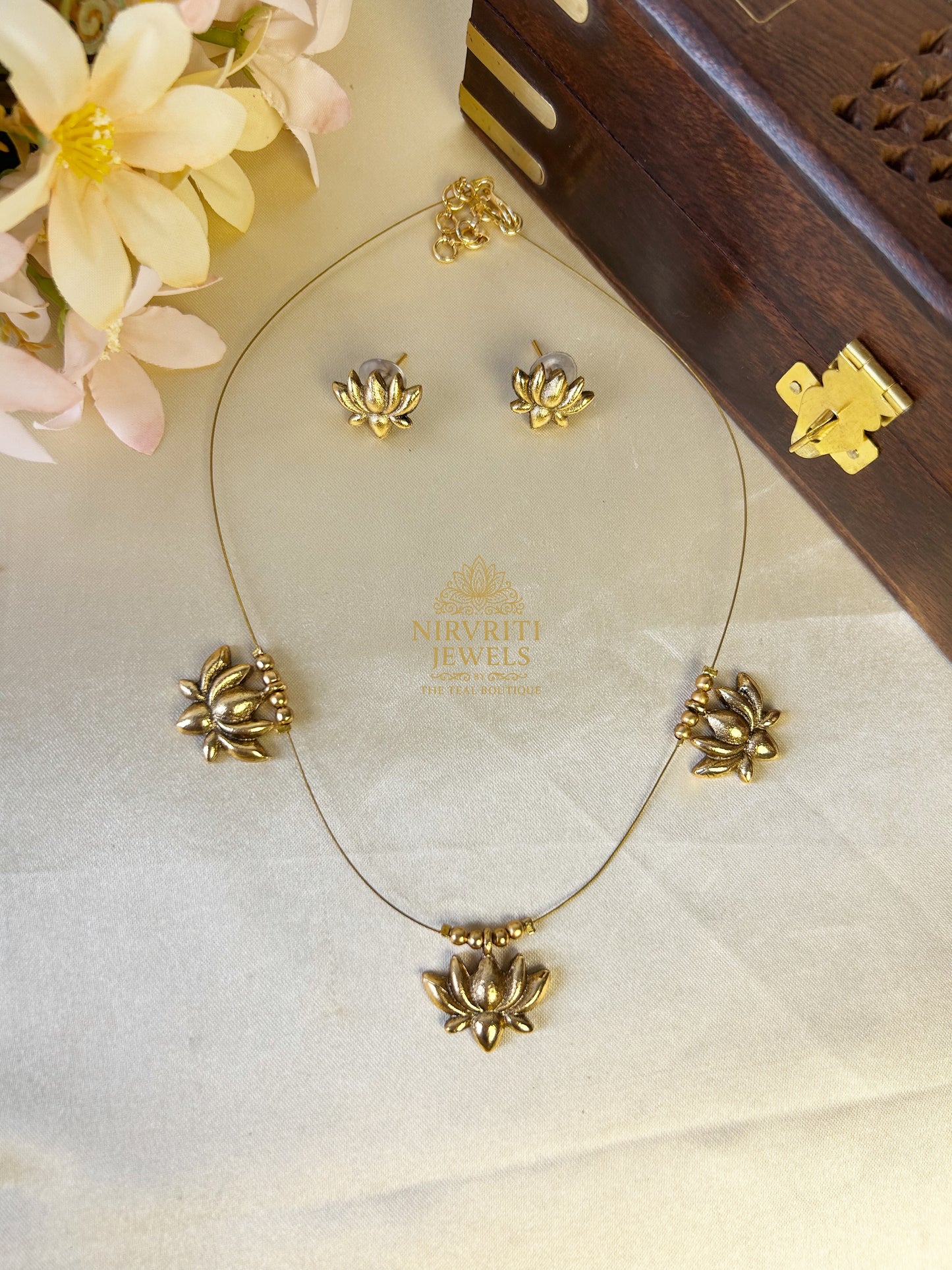 Invisible gold lotus chain