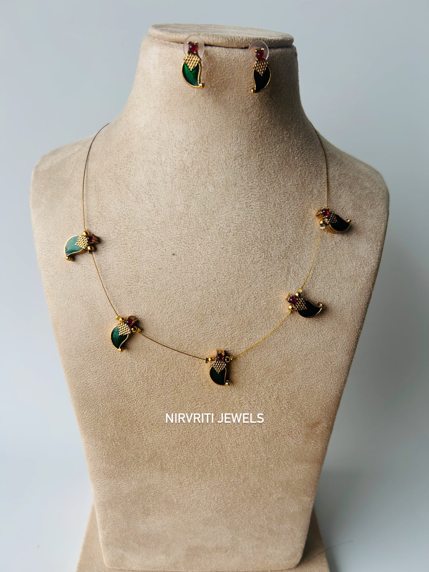 Invisible mango necklace - green