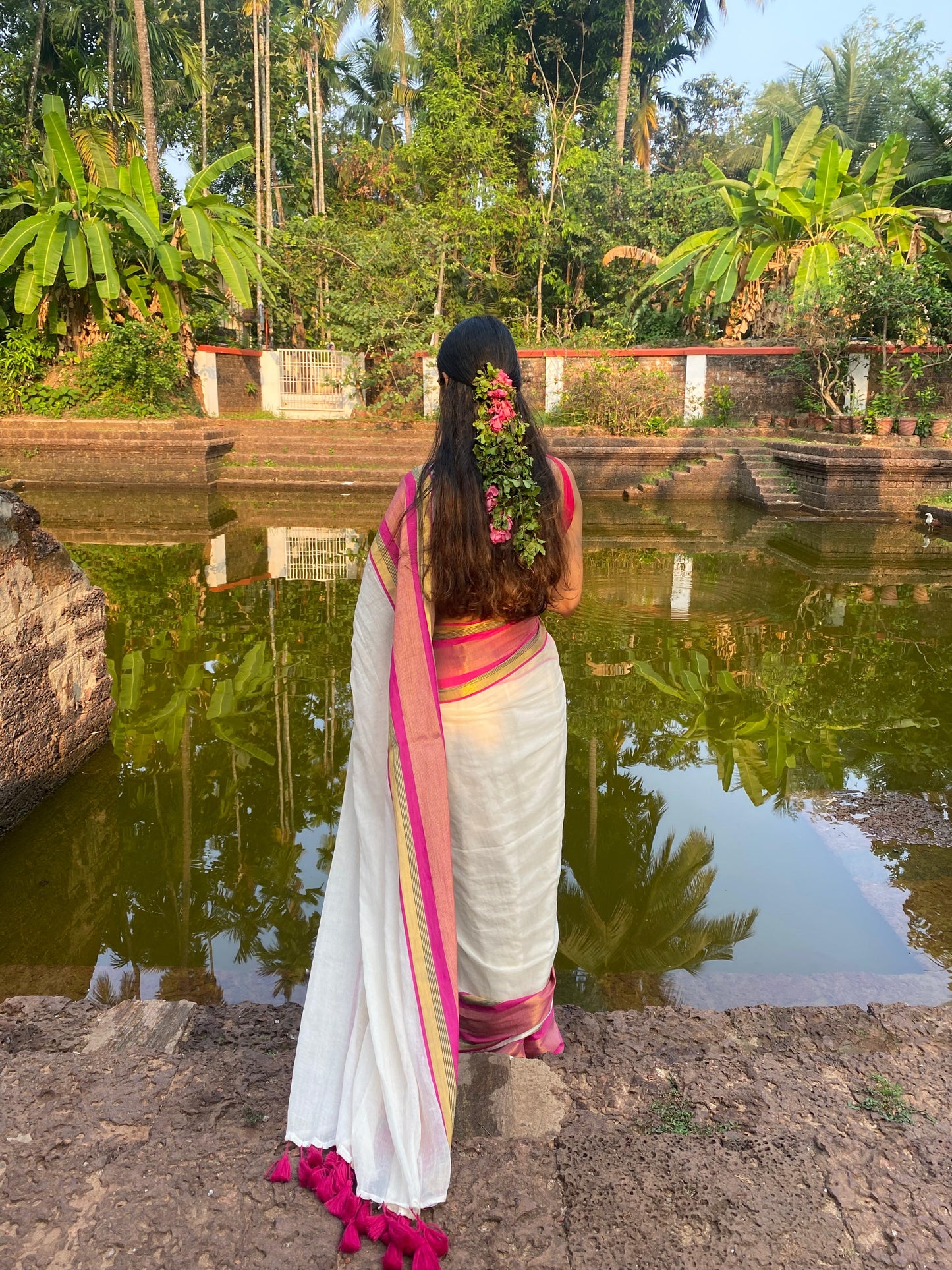 Pure authentic mul cotton saree with pink zari border