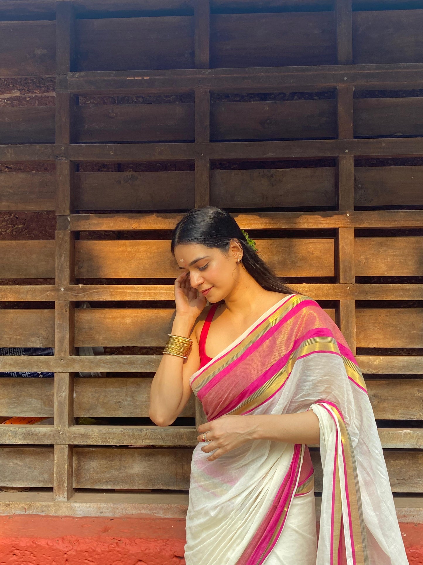 Pure authentic mul cotton saree with pink zari border