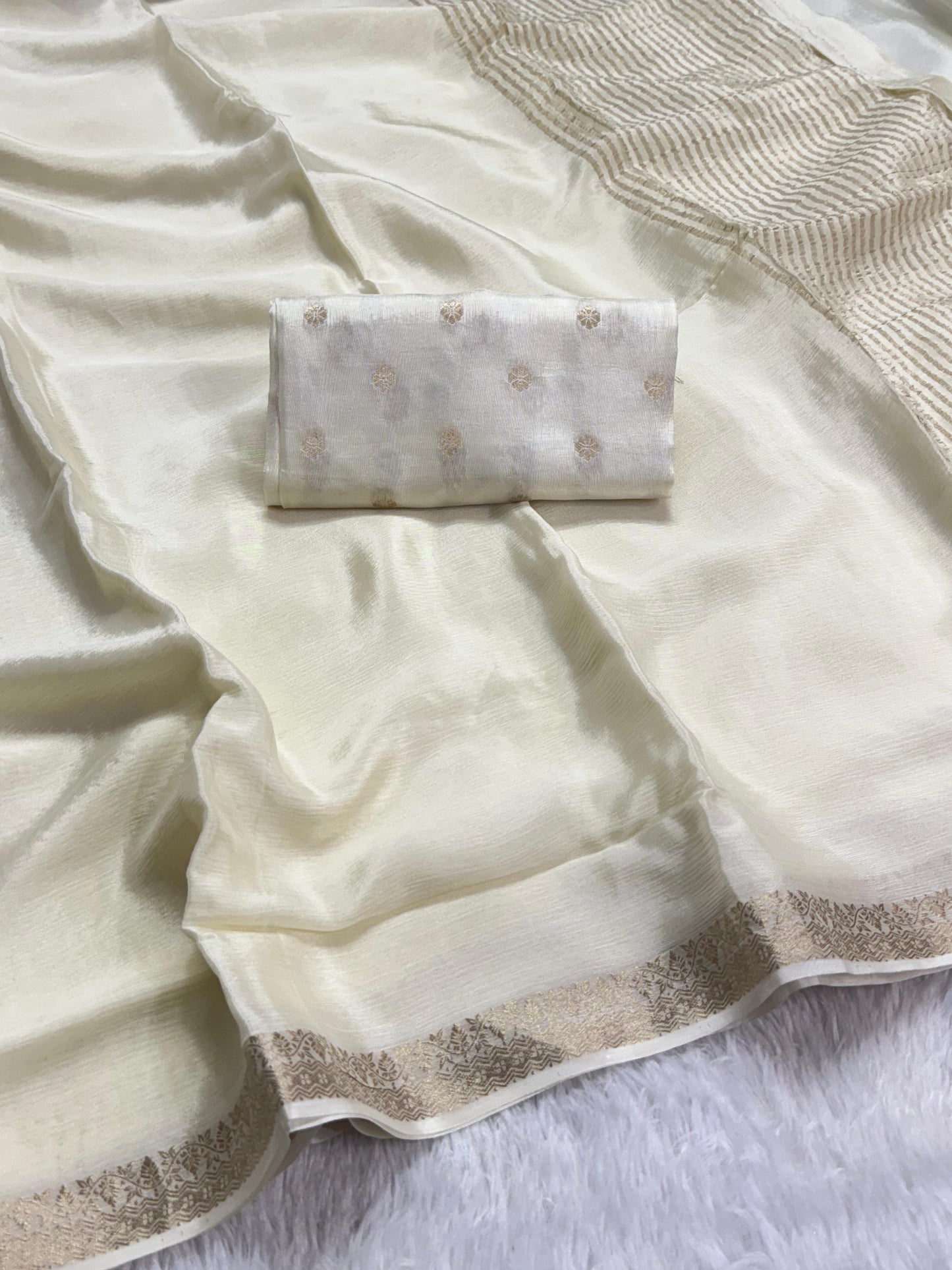 Soft viscous crushed chinon with zari border