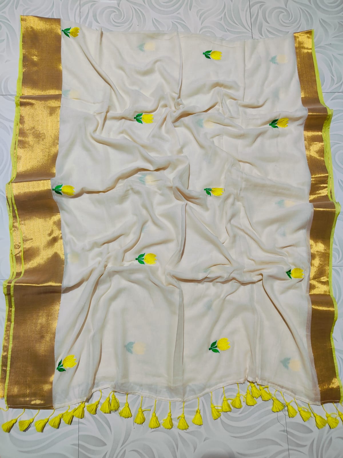 Pure and authentic mul cotton saree with beautiful embroidery and big zari border