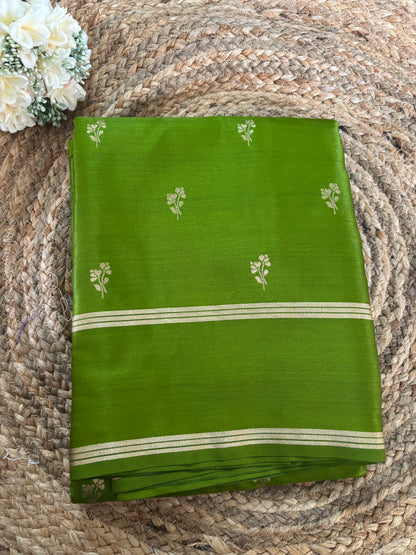 Beautiful semi gajji silk saree with beautiful floral butta weavings