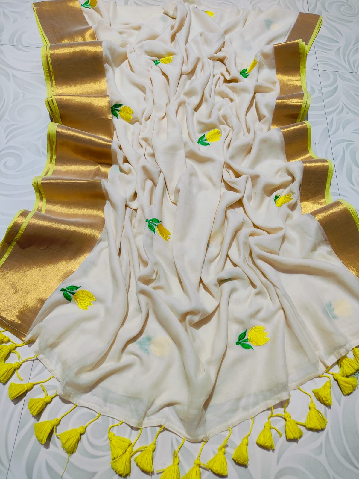 Pure and authentic mul cotton saree with beautiful embroidery and big zari border
