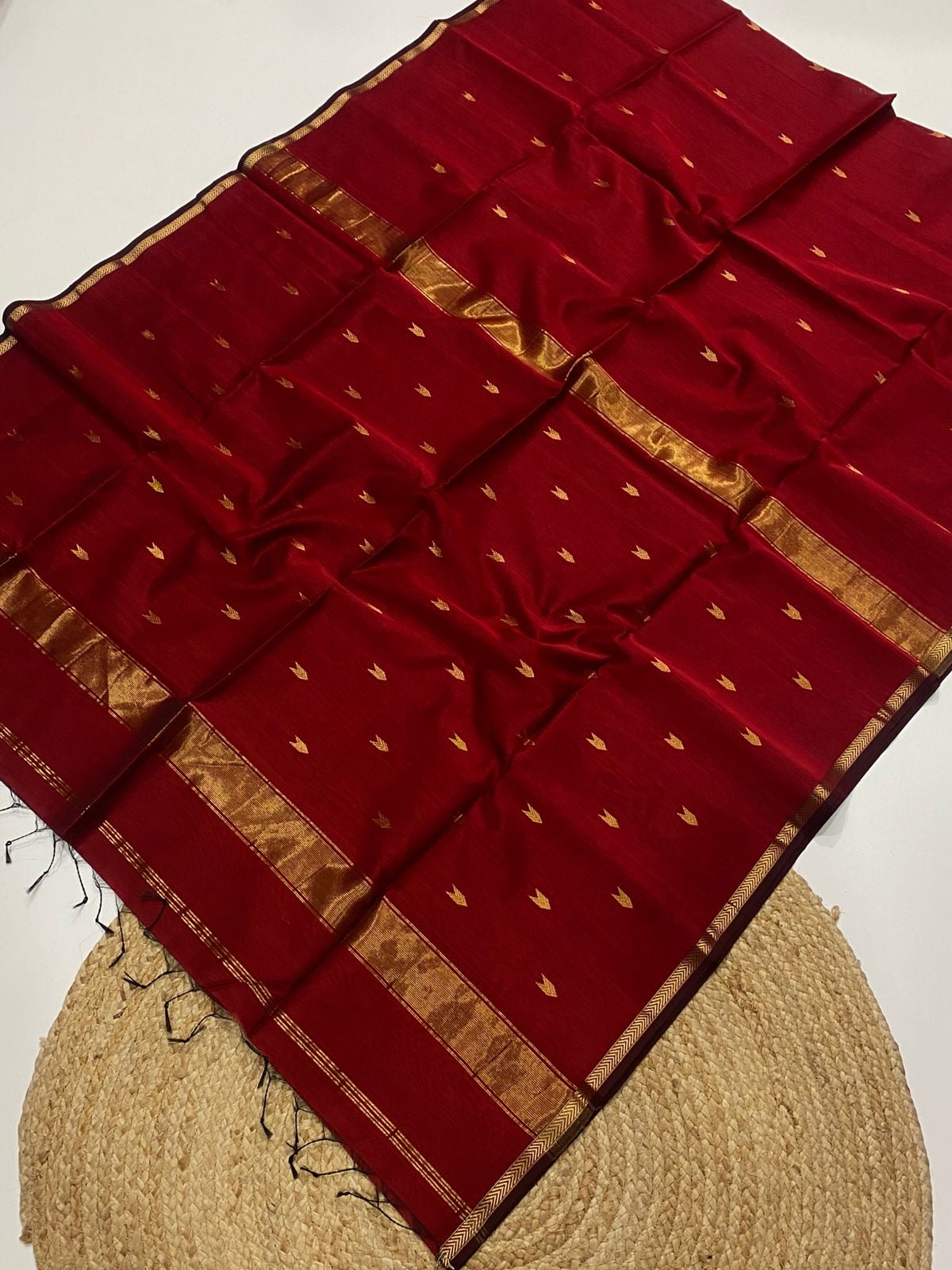 Maheshwari silk cotton small border saree with v buttis