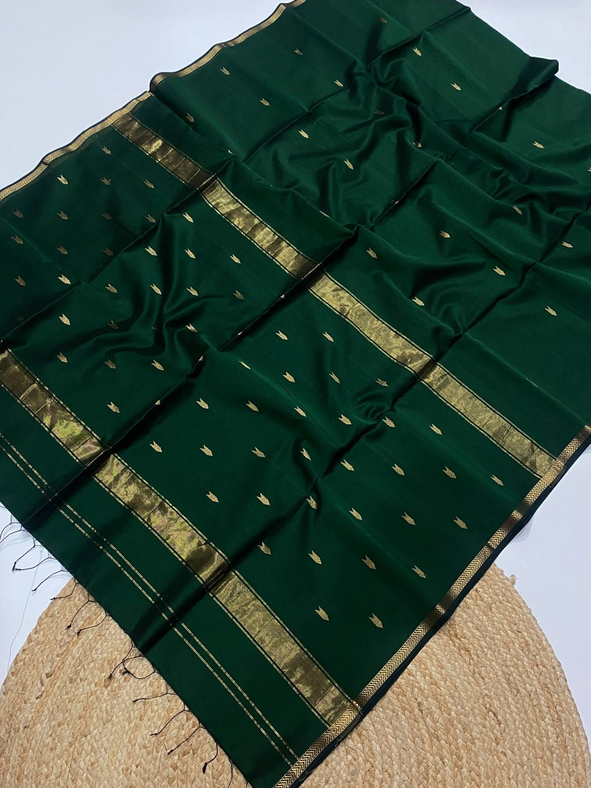 Maheshwari silk cotton small border saree with v buttis