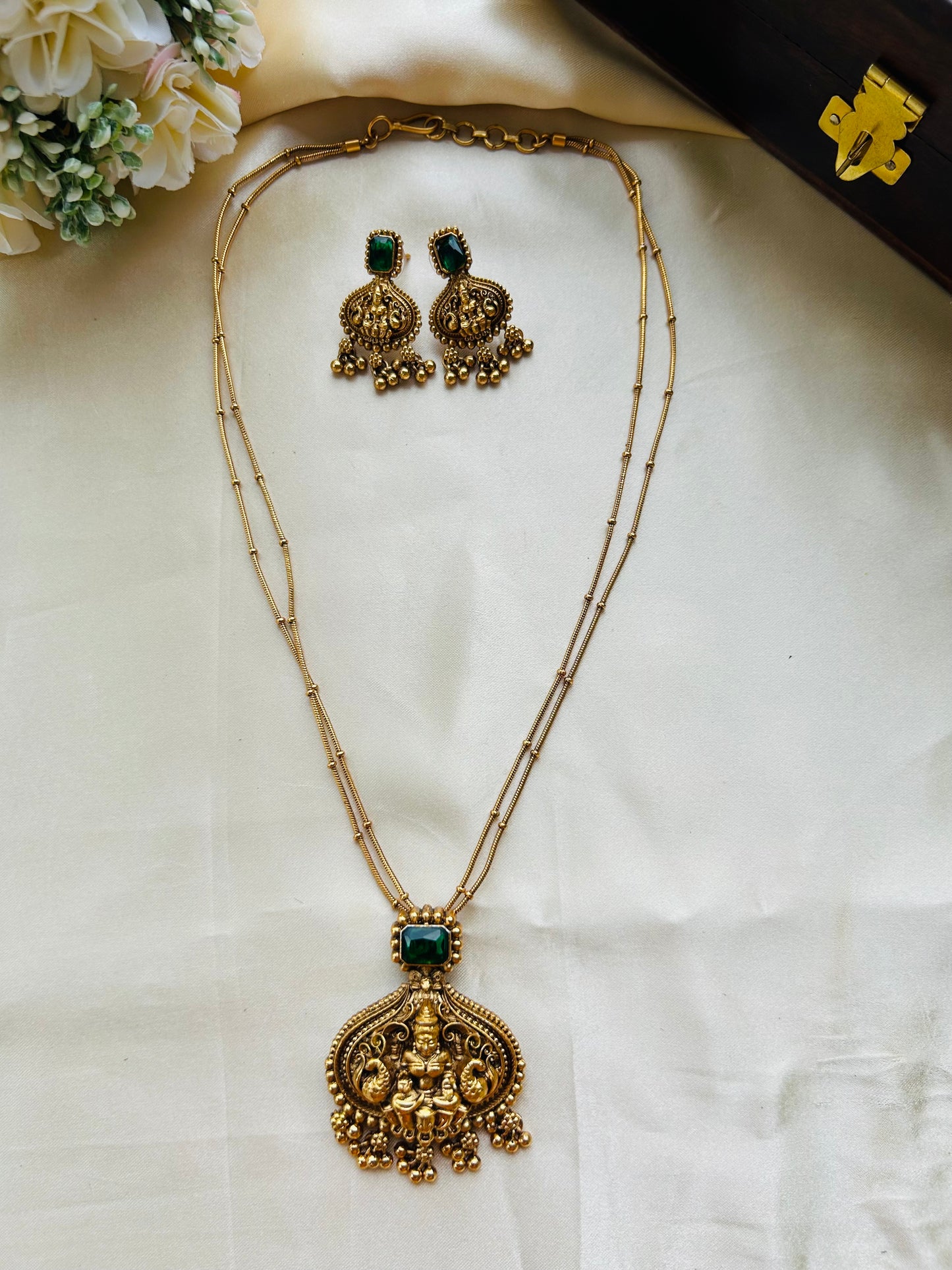 Beautiful two line temple pendant chain - green