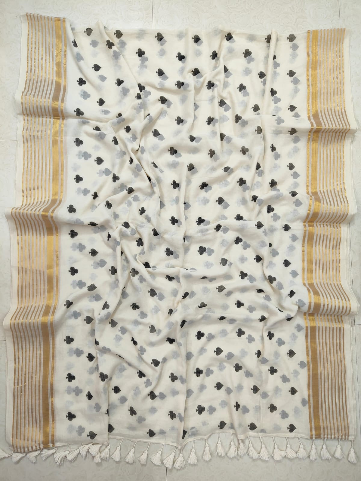 Pure and authentic mul cotton saree with spade and clover prints