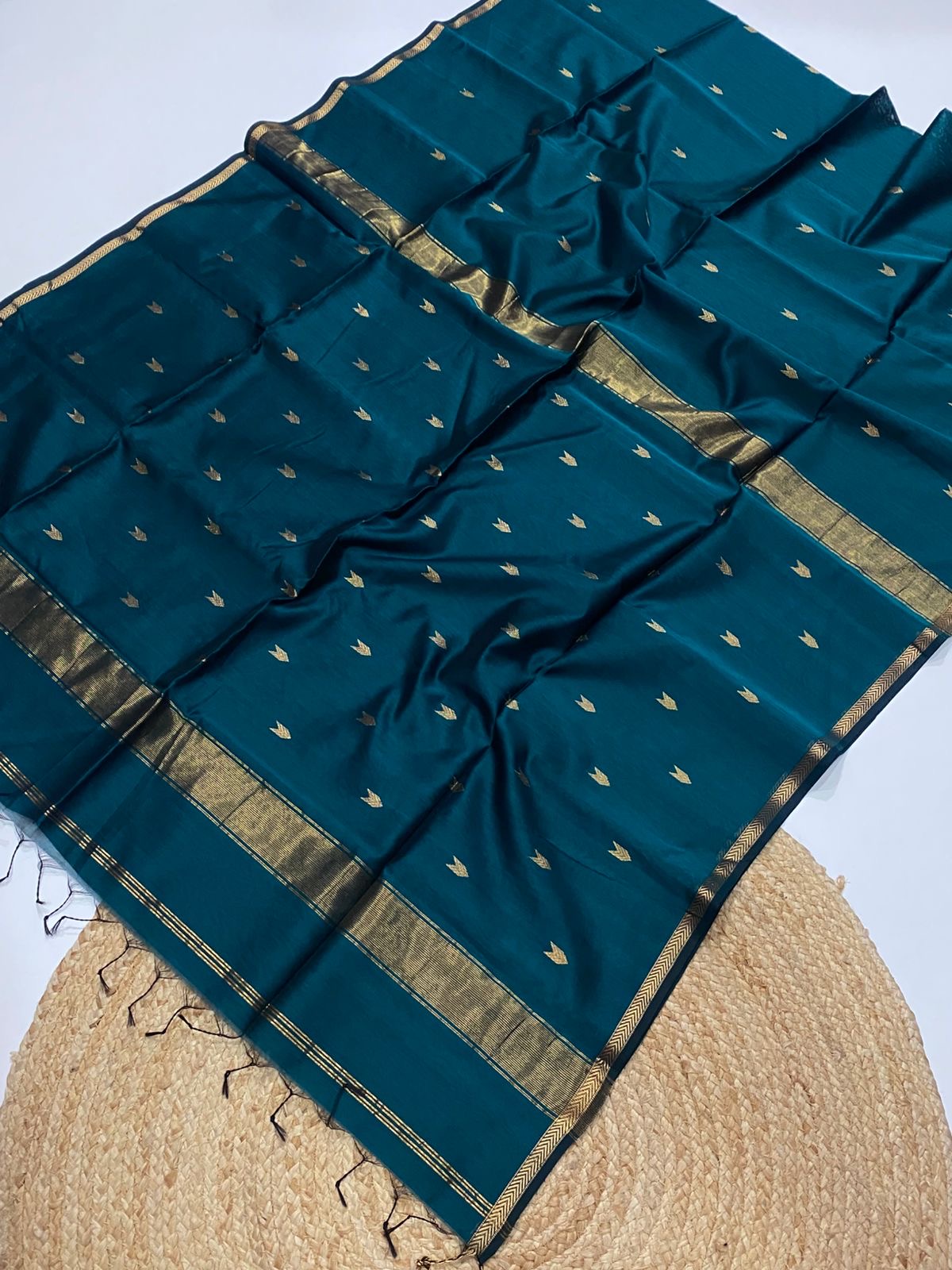 Maheshwari silk cotton small border saree with v buttis