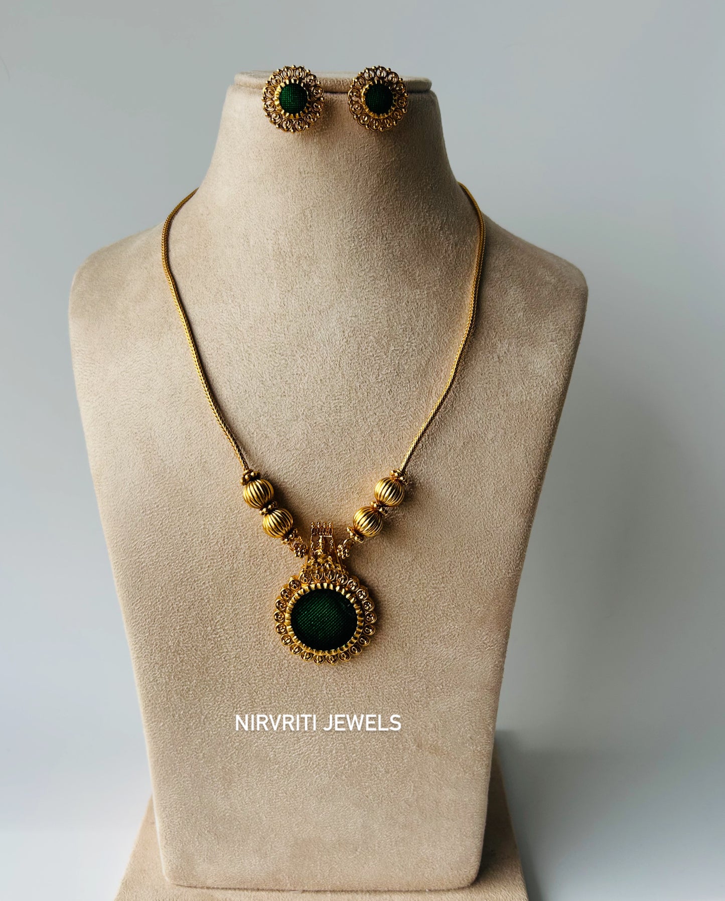 Round green pendant necklace set