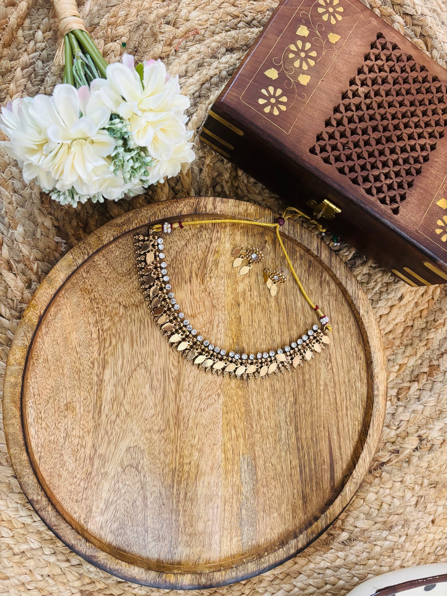 Beautiful ilakkathali choker - white