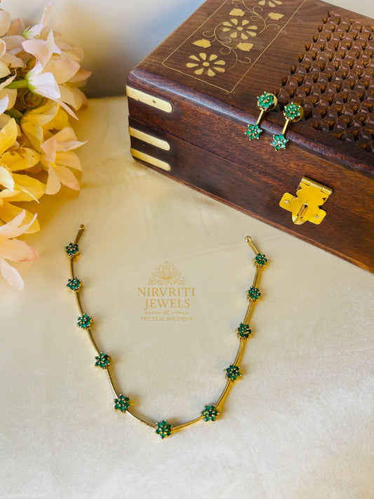 Minimal flower necklace - green