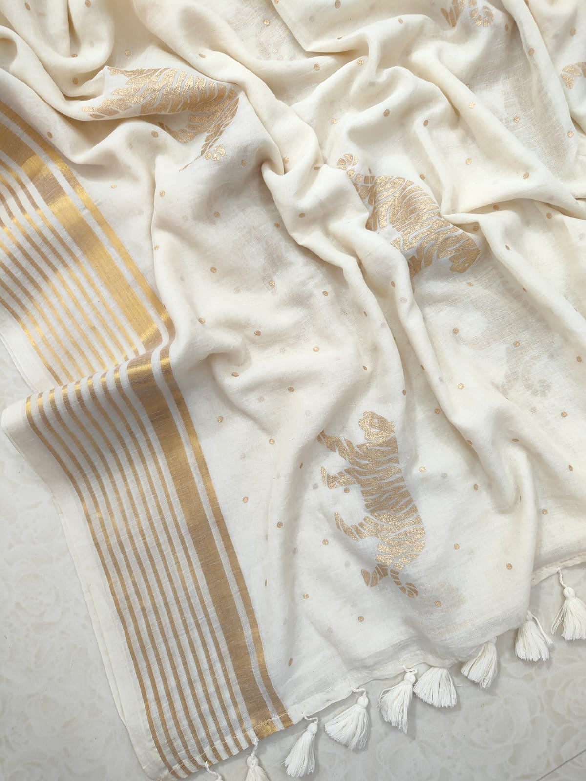 Pure and authentic mul cotton saree with tiger and polka screen prints