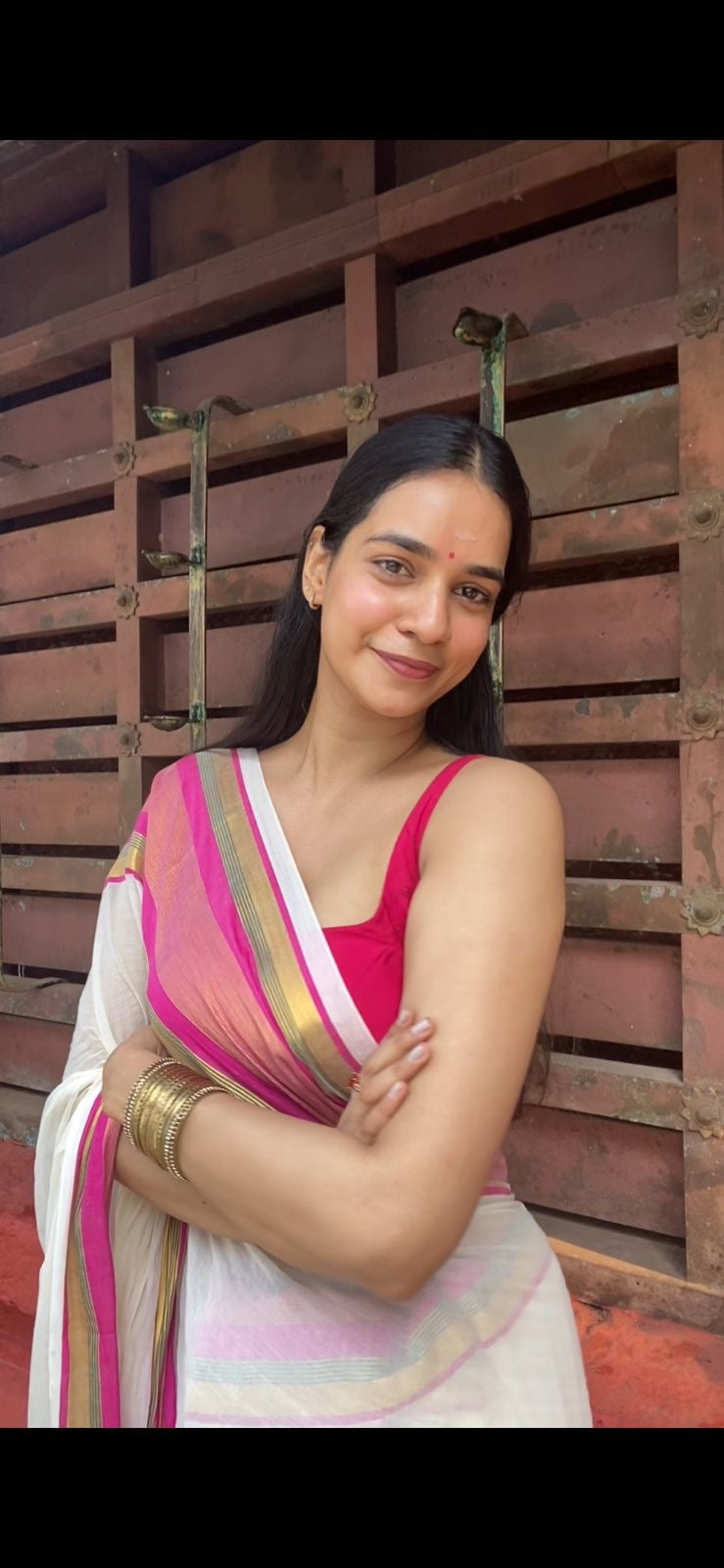 Pure authentic mul cotton saree with pink zari border