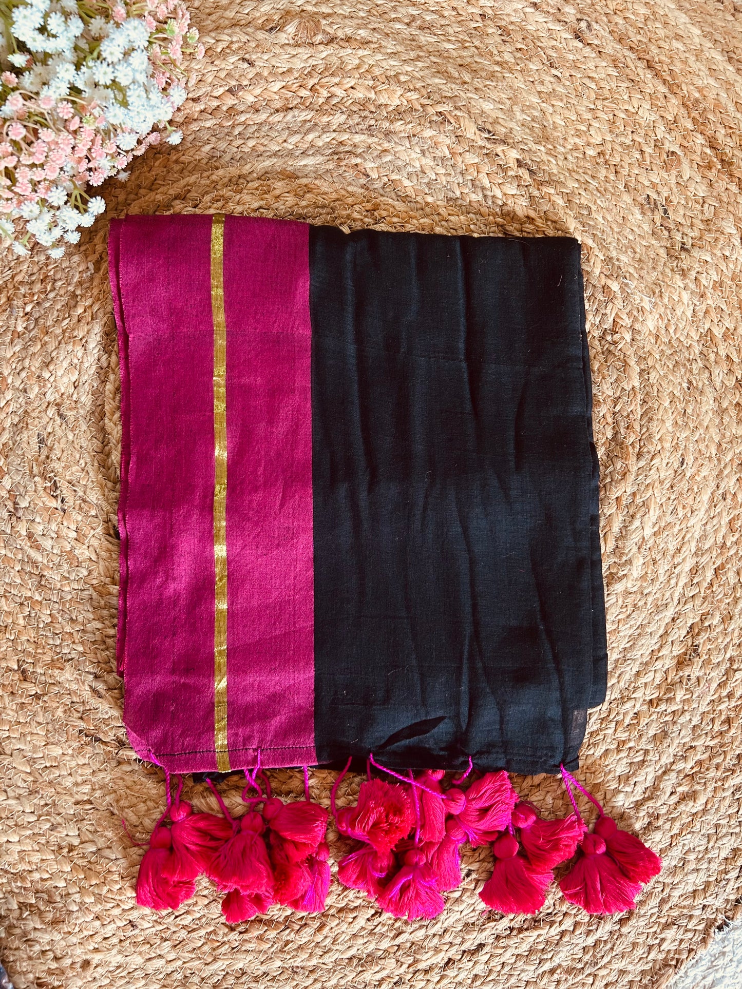 Pure authentic mul cotton saree with single zari line contrast border