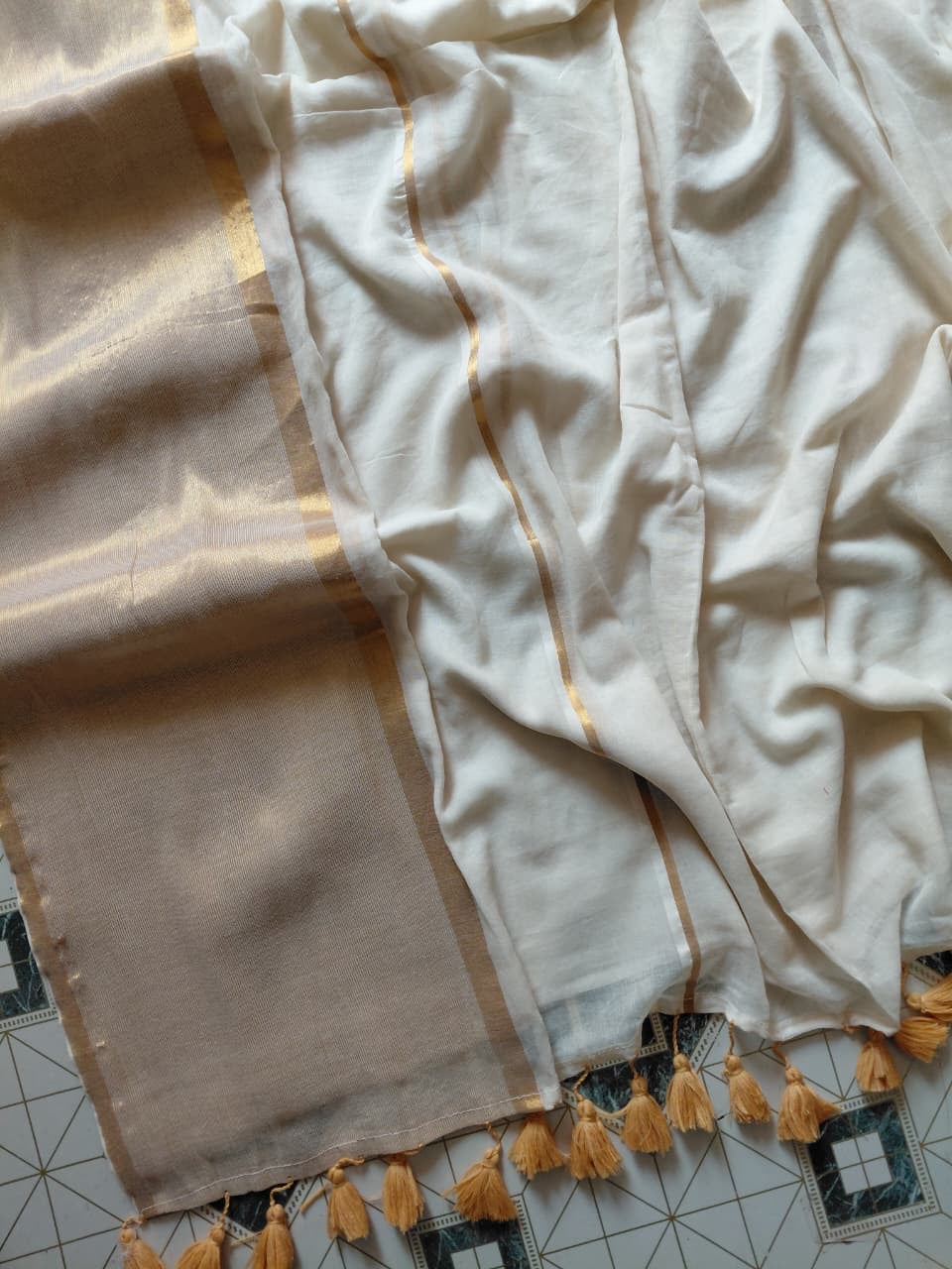 Pure and authentic soft mul cotton saree with zari border on one side