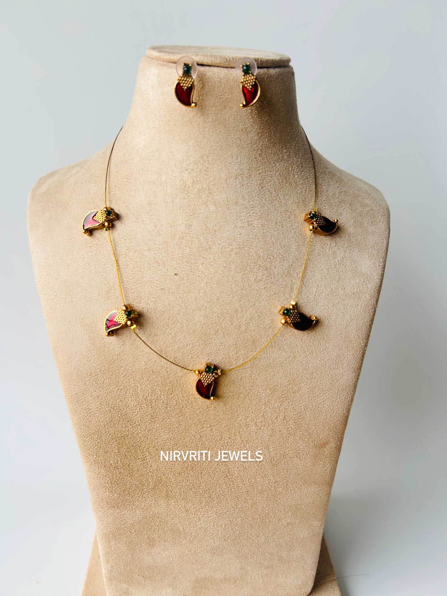 Invisible mango necklace - red