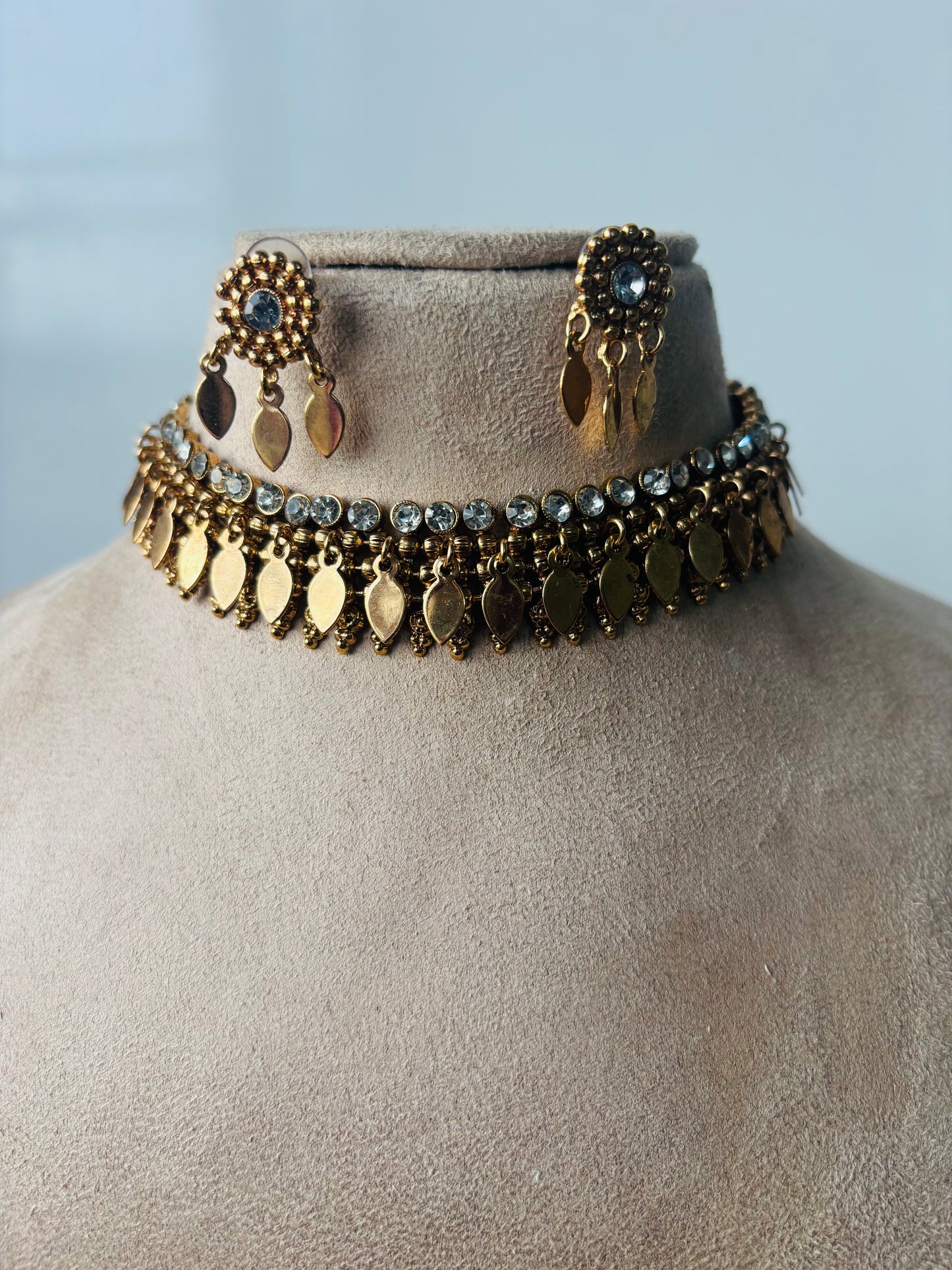 Beautiful ilakkathali choker - white