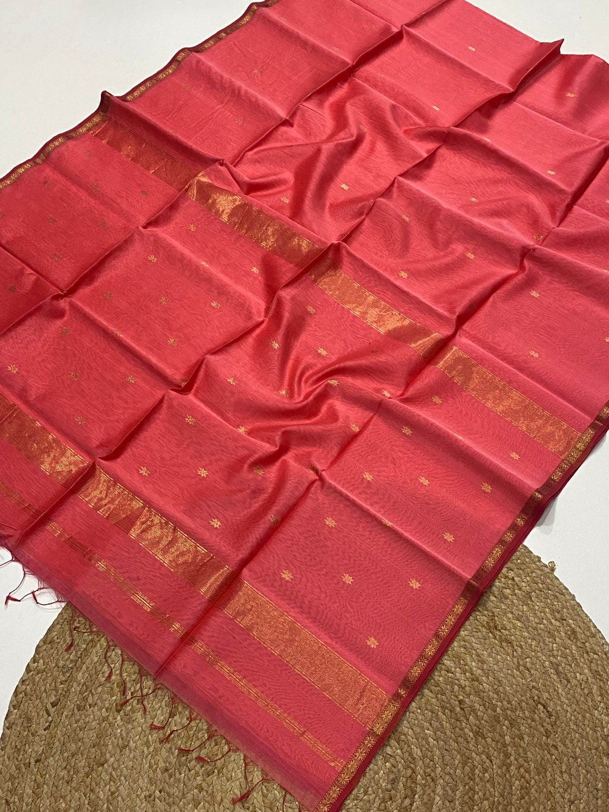 Maheshwari silk cotton small border saree with v buttis