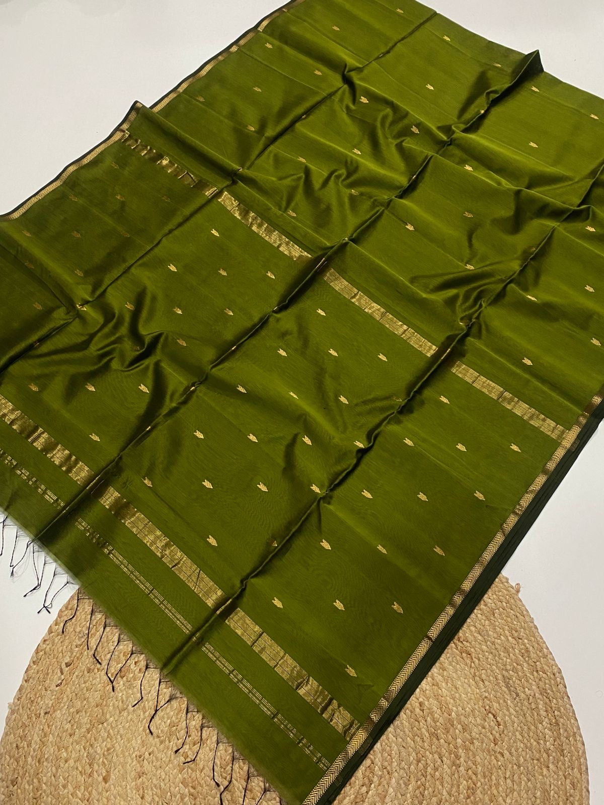 Maheshwari silk cotton small border saree with v buttis
