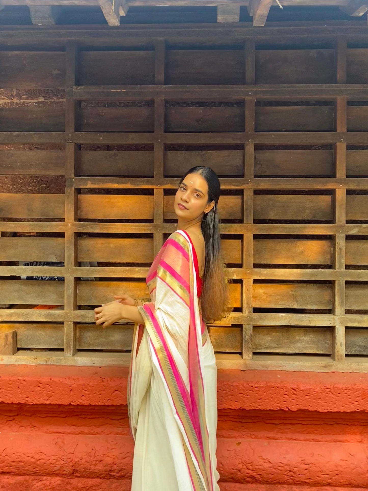 Pure authentic mul cotton saree with pink zari border