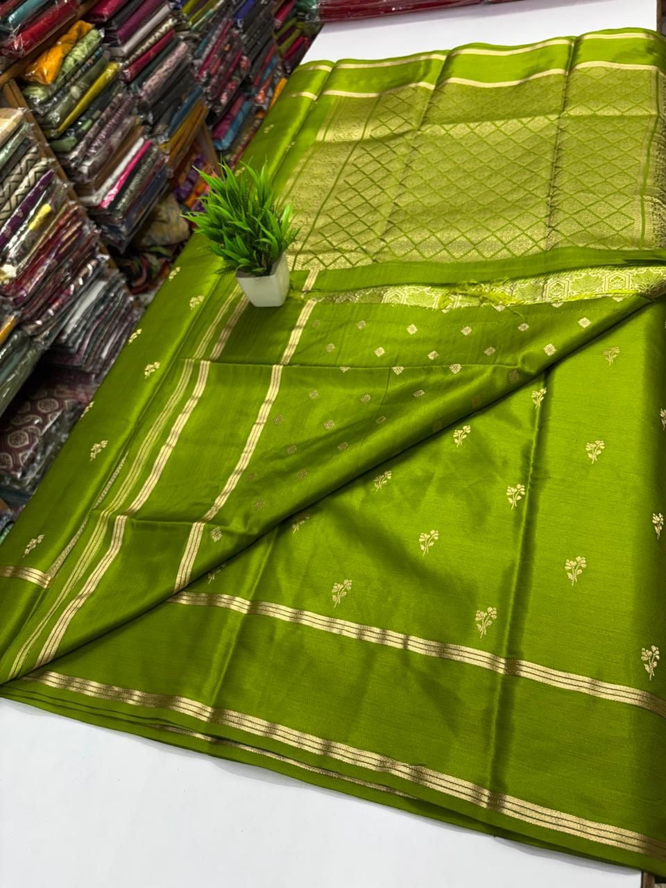 Beautiful semi gajji silk saree with beautiful floral butta weavings