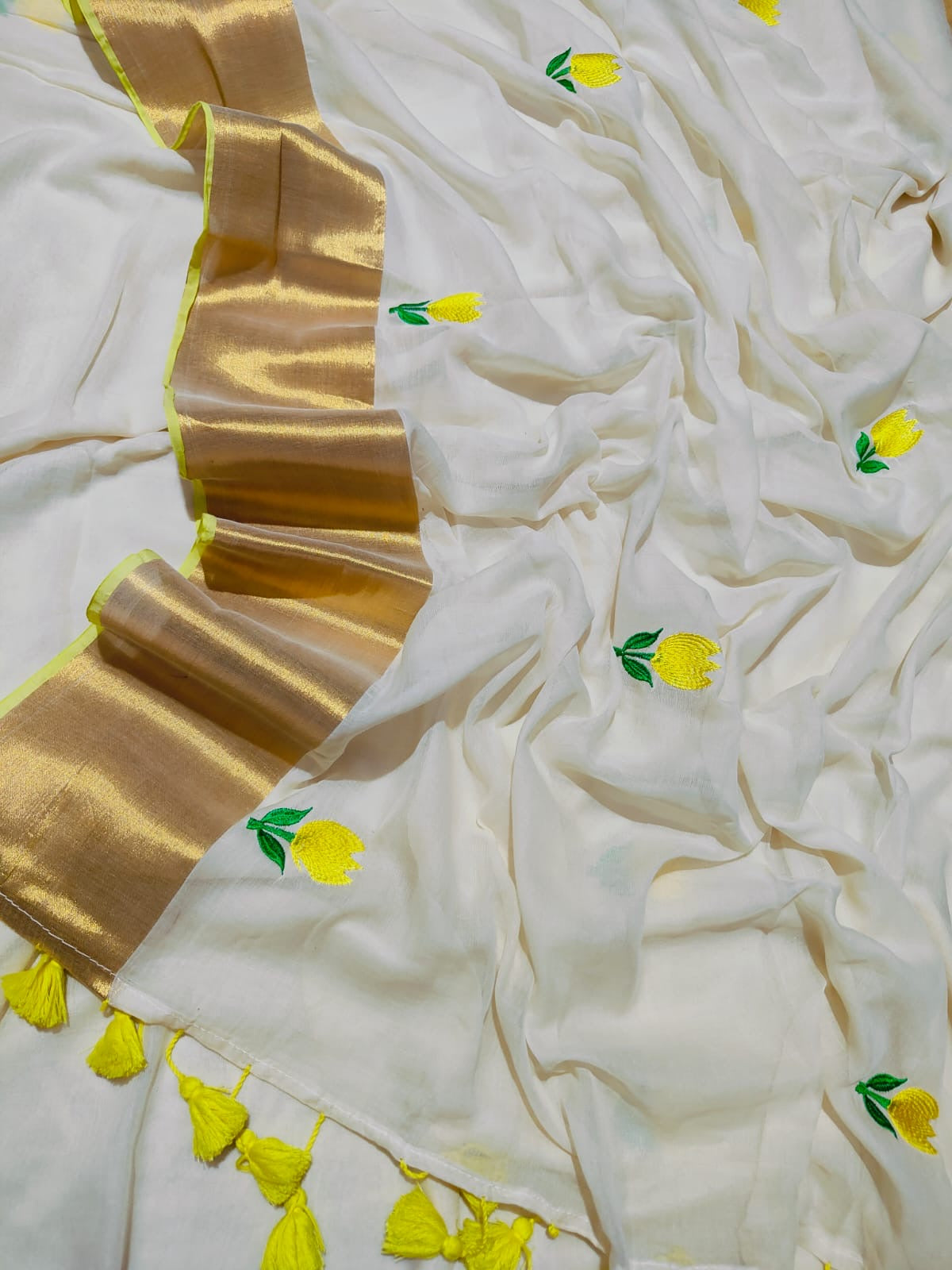 Pure and authentic mul cotton saree with beautiful embroidery and big zari border