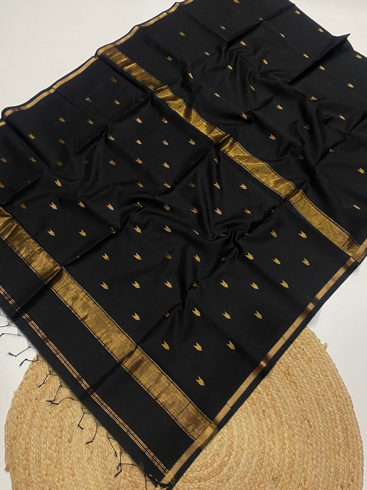Maheshwari silk cotton small border saree with v buttis