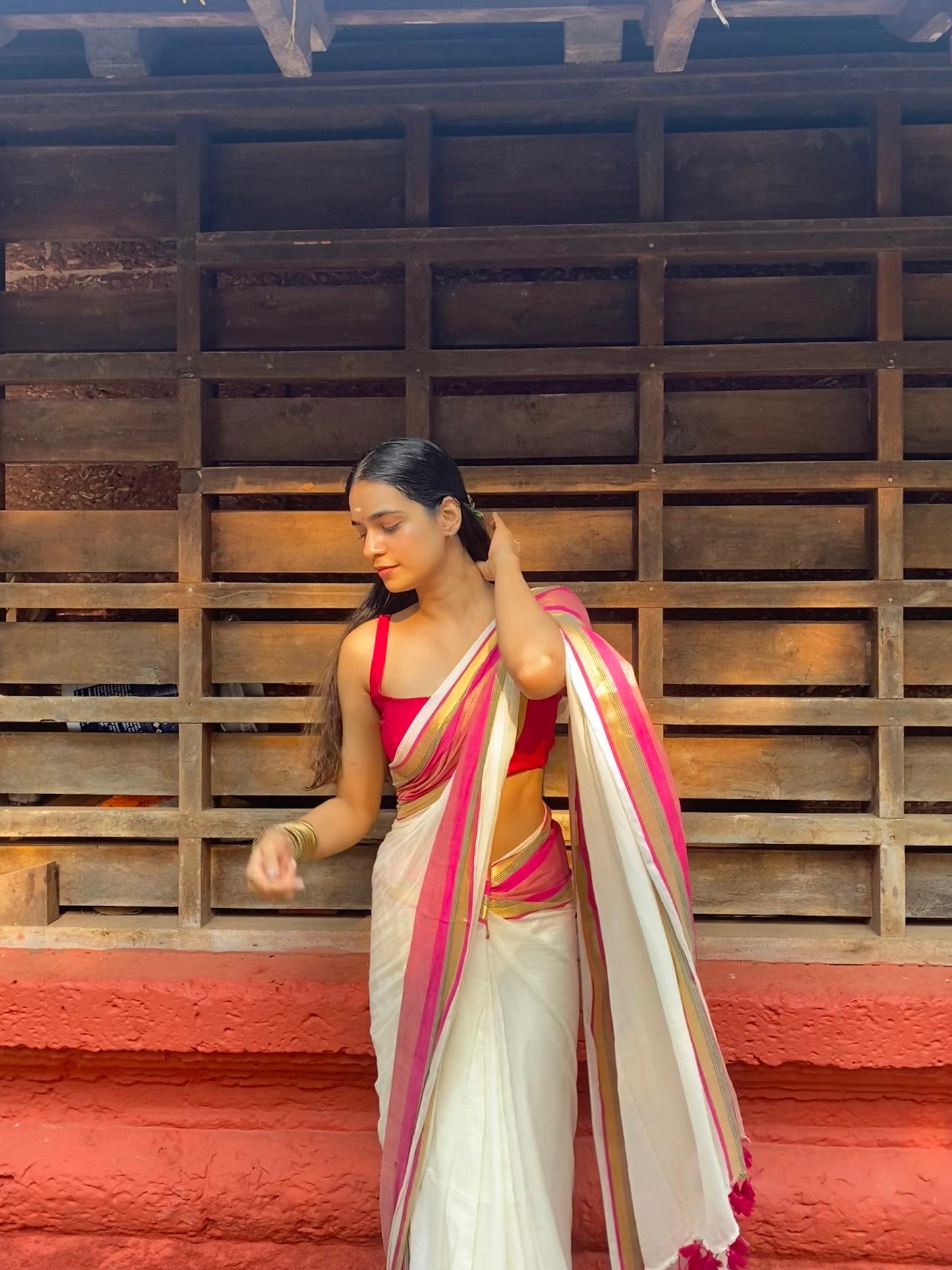 Pure authentic mul cotton saree with pink zari border