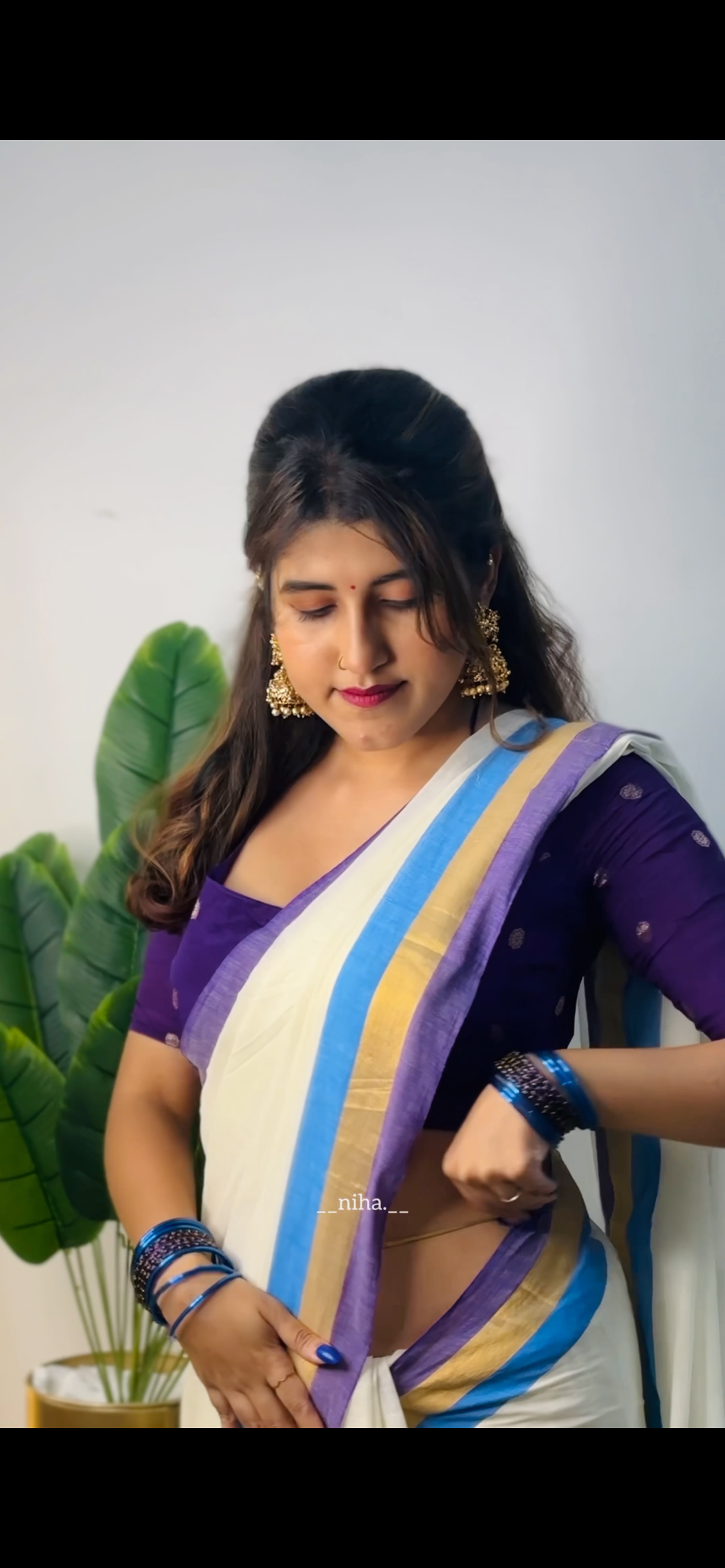 Pure and authentic soft mul cotton saree with purple and blue zari border