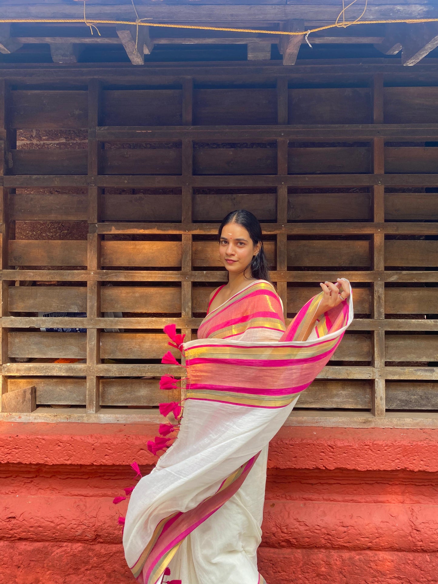 Pure authentic mul cotton saree with pink zari border