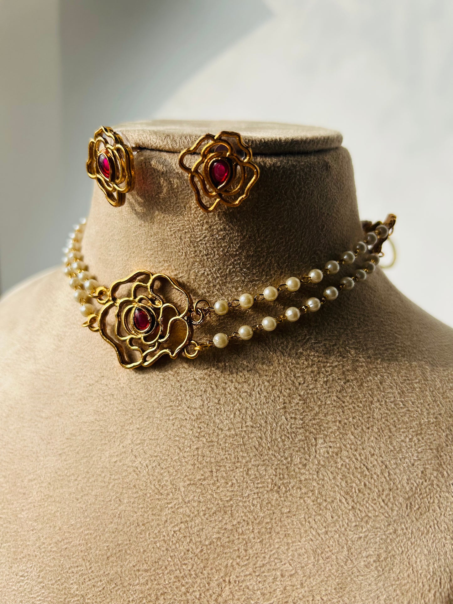 Pearl rose choker - red