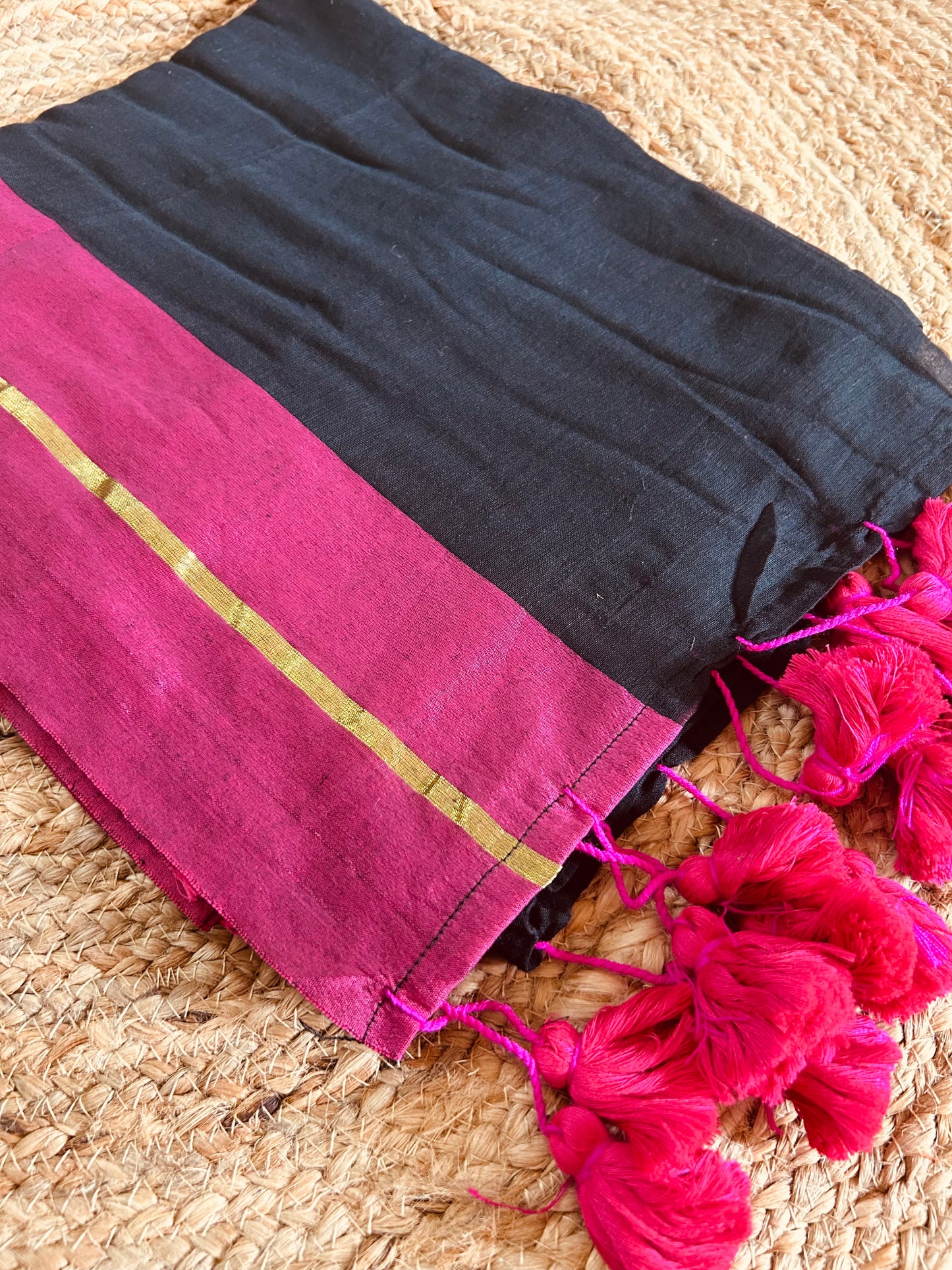 Pure authentic mul cotton saree with single zari line contrast border