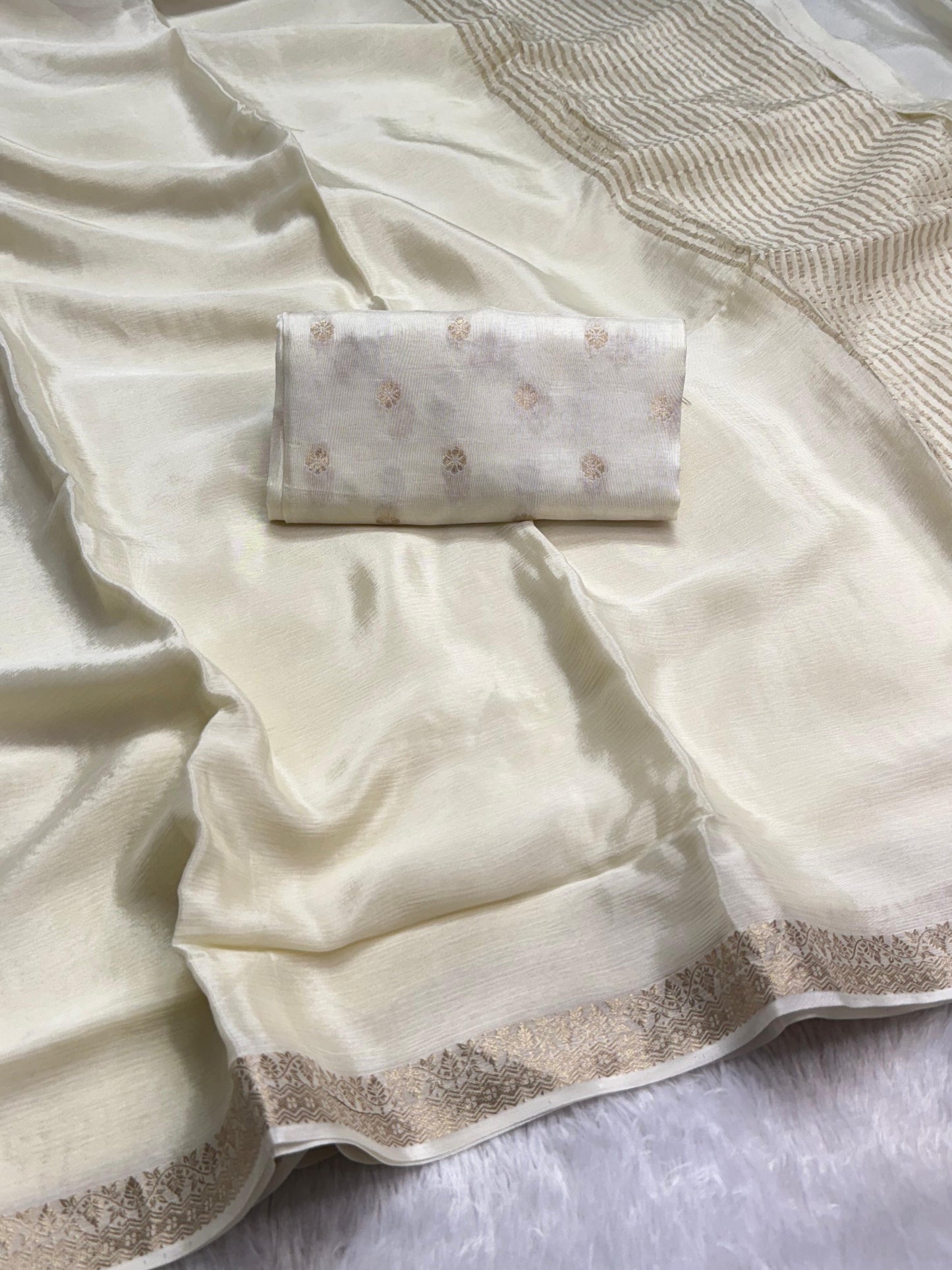 Soft viscous crushed chinon with zari border