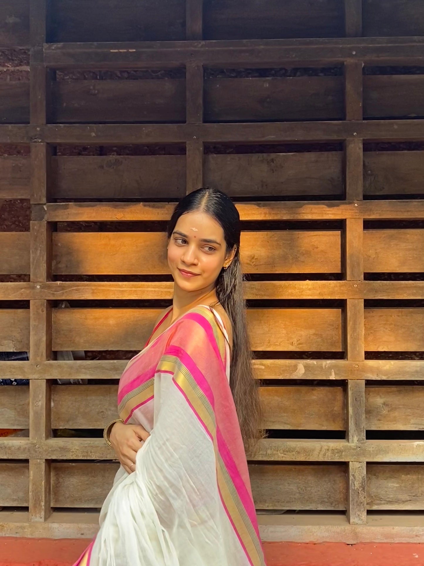 Pure authentic mul cotton saree with pink zari border
