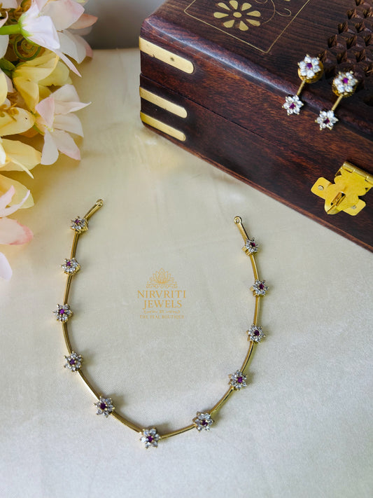 Minimal flower necklace - white