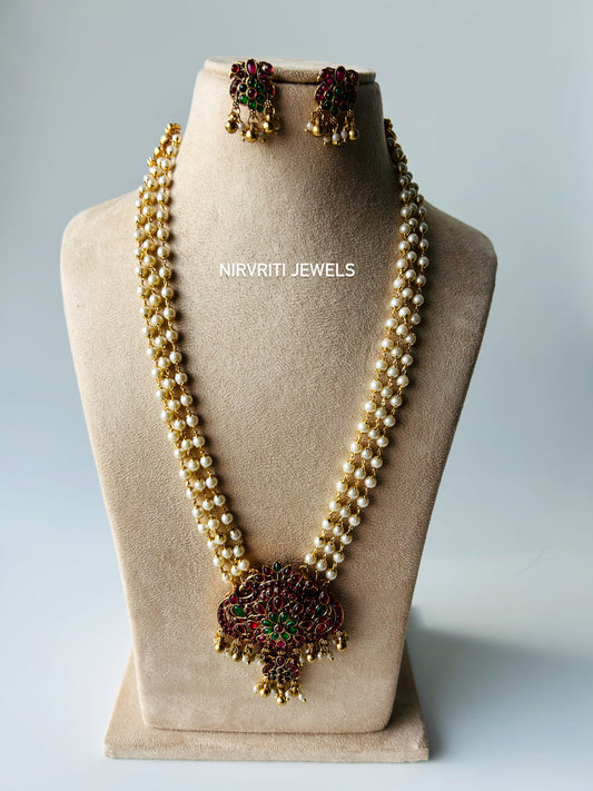 A timeless pearl haaram with antique temple-inspired pendant
