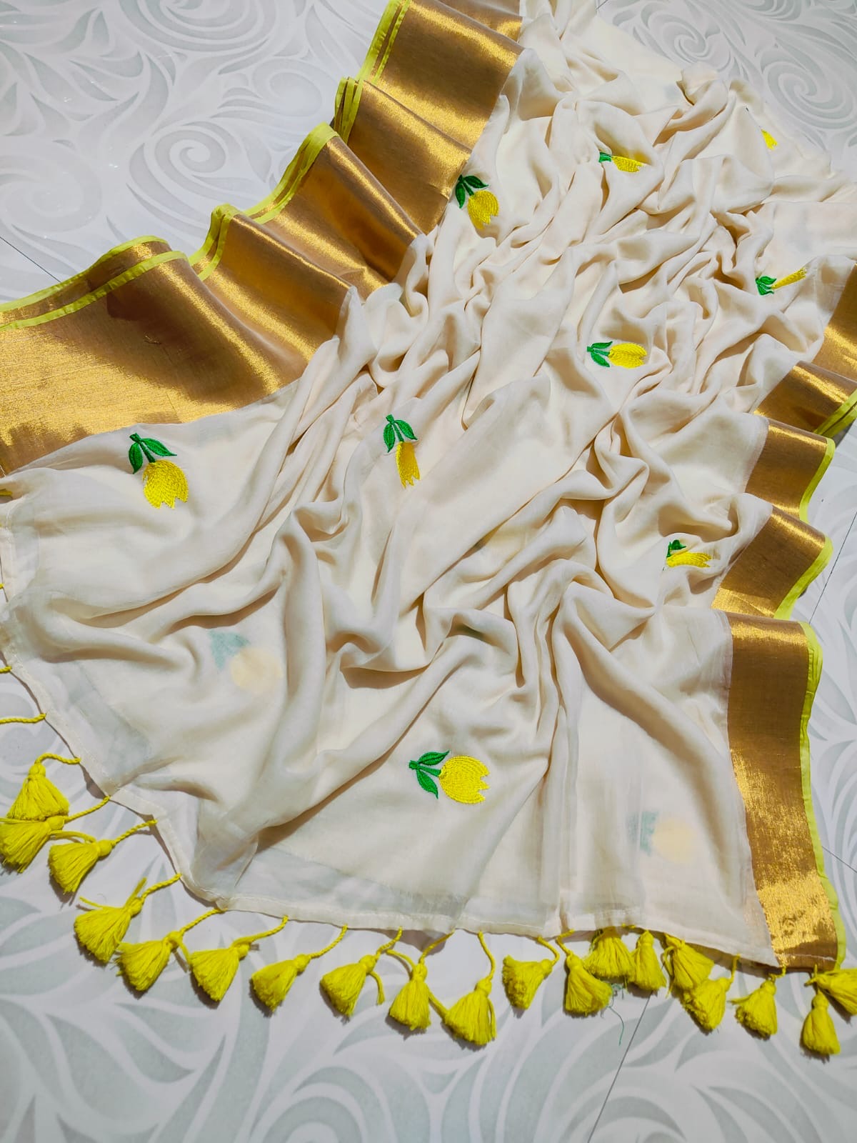 Pure and authentic mul cotton saree with beautiful embroidery and big zari border