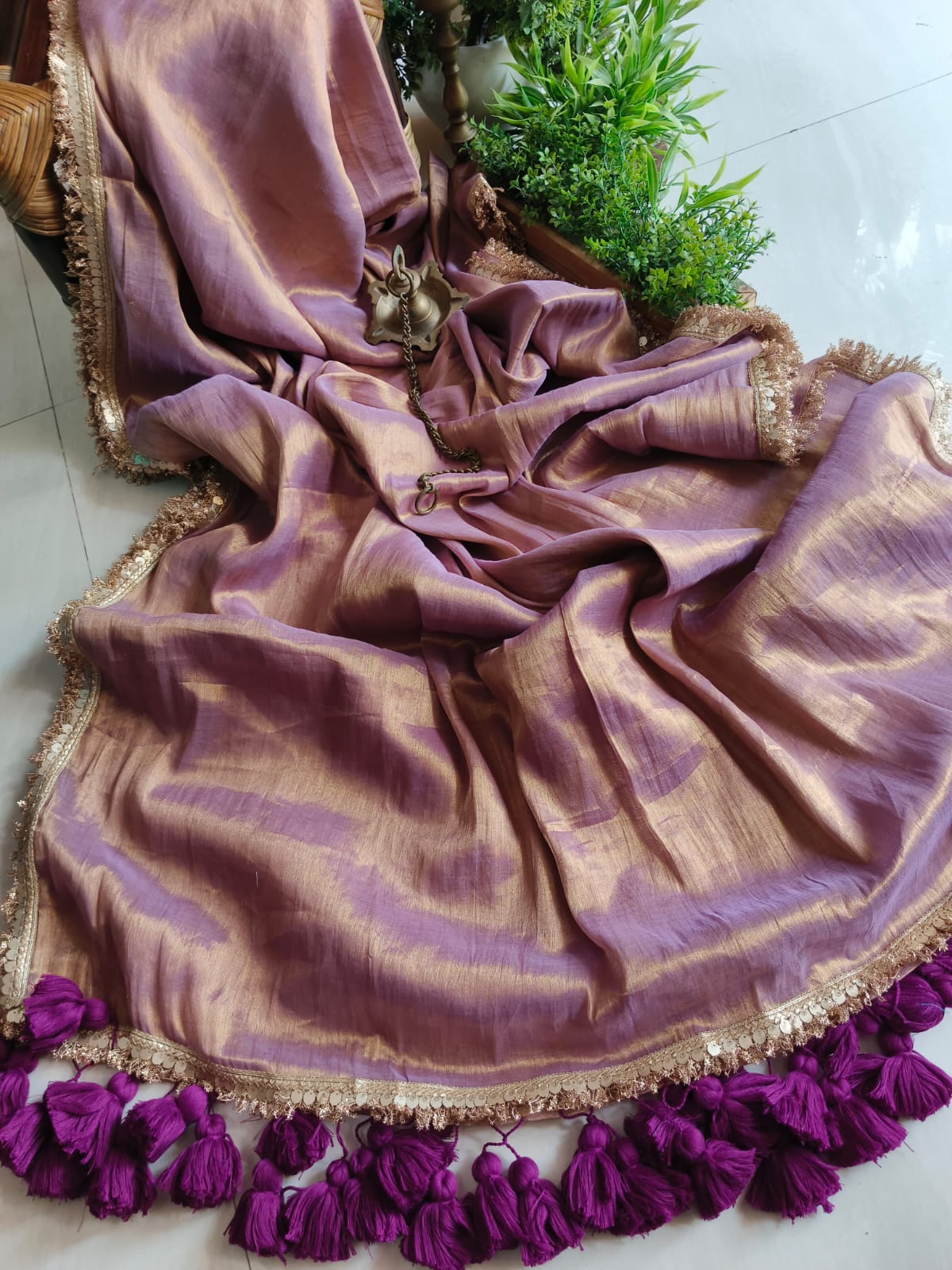 Mul tissue saree with lace borders